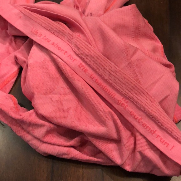 💄Lululemon Long-sleeved + thumb holes “get out and run” athletic pattern top - Picture 7 of 14